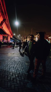 BUENOS AIRES, ARGENTINA - CIRCA ECTOBER 2019: Işık gösterisi, müzik ve Buenos Aires Ciudad Emergente festivalindeki insanlar.