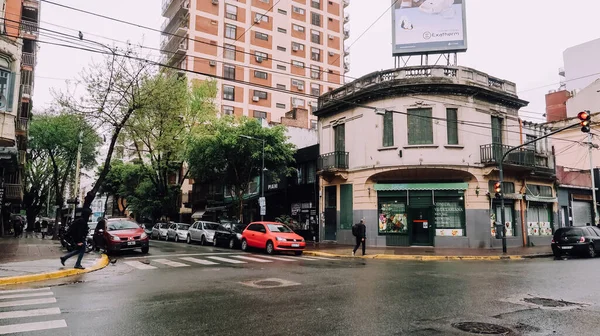 ブエノスアイレス アルゼンチン シルカ10月2019 春の灰色の雨の日にブエノスアイレスの中心部の住宅街 — ストック写真