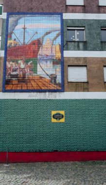 BUENOS AIRES, ARGENTINA - CIRCA ECTOBER 2019: Buenos Aires 'teki popüler renkli turistik muhit La Boca' da eski binaların rustik ön cepheleri.