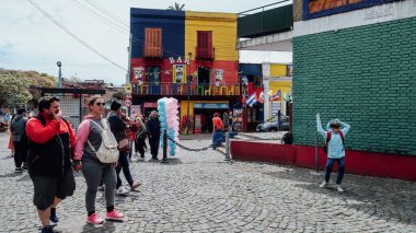 BUENOS AIRES, ARGENTINA - CIRCA ECTOBER 2019: İnsanlar hafta sonları Buenos Aires 'teki popüler renkli turistik mahalle La Boca' da yürüyor.