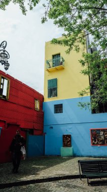 BUENOS AIRES, ARGENTINA - CIRCA ECTOBER 2019: Buenos Aires 'teki popüler renkli turistik muhit La Boca' da eski binaların rustik ön cepheleri.