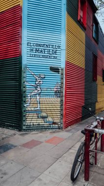 BUENOS AIRES, ARGENTINA - CIRCA ECTOBER 2019: Buenos Aires 'teki popüler renkli turistik muhit La Boca' da eski binaların rustik ön cepheleri.