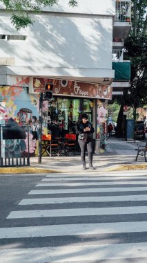 BUENOS AIRES, ARGENTINA - CIRCA ECTOBER 2019: Güneşli bir günde Buenos Aires 'in merkezinde Palermo Mahallesi' nde parlak boyanmış binalar.