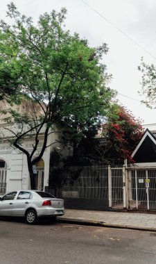 BUENOS AIRES, ARGENTINA - CIRCA ECTOBER 2019: Buenos Aires 'in merkezindeki yerleşim yerlerindeki sokak ve binalar.