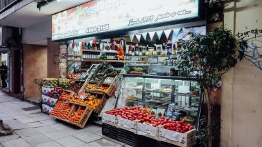 BUENOS AIRES, ARGENTINA - CIRCA ECTOBER 2019: Buenos Aires 'in merkezindeki yerleşim yerindeki sokakta market tezgahı.