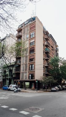 BUENOS AIRES, ARGENTINA - CIRCA ECTOBER 2019: Buenos Aires 'in merkezindeki yerleşim yerlerindeki sokak ve binalar.