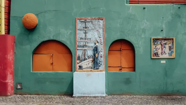 ブエノスアイレス アルゼンチン Circa 2019年10月 ブエノスアイレスの人気のあるカラフルな観光地区ラ ボカでヴィンテージサインを持つ古い建物の素朴な塗装ファサード — ストック写真
