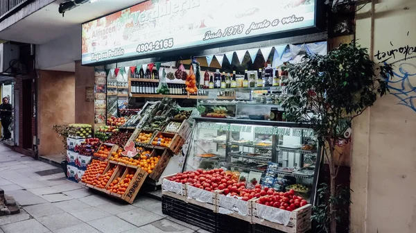 BUENOS AIRES, ARGENTINA - CIRCA ECTOBER 2019: Buenos Aires 'in merkezindeki yerleşim yerindeki sokakta market tezgahı.