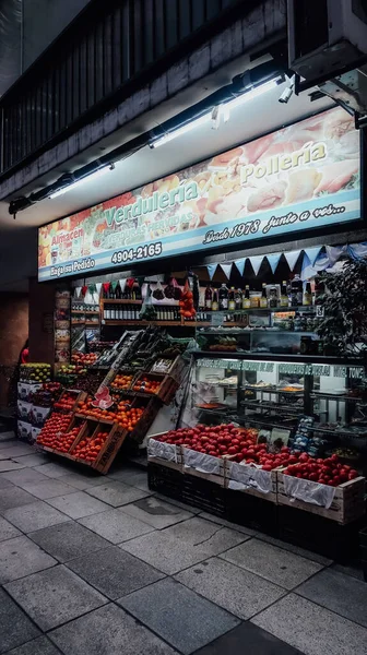 BUENOS AIRES, ARGENTINA - CIRCA ECTOBER 2019: Buenos Aires 'in merkezindeki yerleşim yerindeki sokakta market tezgahı.
