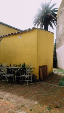 COLONIA DEL SACRAMENTO, URUGUAY - 9 Ekim 2019: Güneşli bir günde en eski sömürge kasabası Colonia del Sacramento 'daki sarı duvarlı eski bina.
