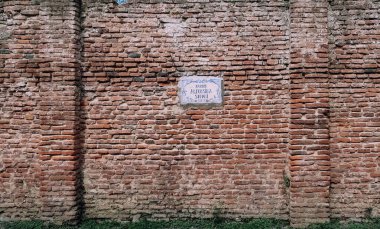 COLONIA DEL SACRAMENTO, URUGUAY - 9 Ekim 2019: Kültür merkezi Bastin del Carmen 'in arka bahçesindeki kırmızı tuğla duvar en eski Colonia del Sacramento kasabasında.