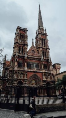 CORDOBA, ARGENTINA - CIRCA ECTOBER 2019: Bulutlu bir günde Cordoba 'nın tarihi merkezinde Katolik Kilisesi Iglesia del Sagrado Corazon.