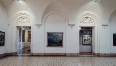 CORDOBA, ARGENTINA - CIRCA ECTOBER 2019: Cordoba 'nın tarihi merkezindeki Evita Güzel Sanatlar Müzesi' nde sanat eserleriyle klasik iç mekan.