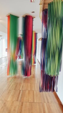 CORDOBA, ARGENTINA - CIRCA ECTOBER 2019: Cordoba 'nın tarihi merkezindeki Emilio Caraffa İl Güzel Sanatlar Müzesi' nde çağdaş sanat eserleriyle dolu galeri salonu.