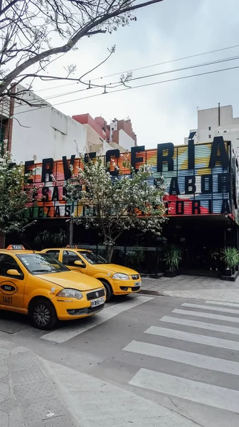 Cordoba Argentina Circa 10月2019 人気のヒップスター地区の通りにある黄色のタクシーバリオ ゲムズ — ストック写真