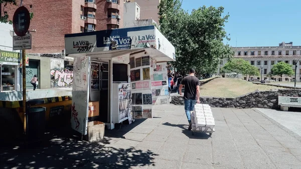 Cordoba Argentina Circa 10月2019 晴れた日にコルドバのストリートキオスクで車輪の上に袋を持つ男 — ストック写真