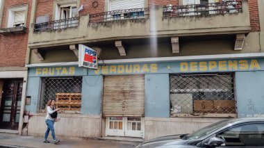 CORDOBA, ARGENTINA - CIRCA ECTOBER 2019: Kapalı bakkal el yazması sarı tabelası Verduras.