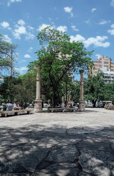 Cordoba Argentina Circa Październik 2019 Park Dużymi Zielonymi Drzewami Plaza — Zdjęcie stockowe