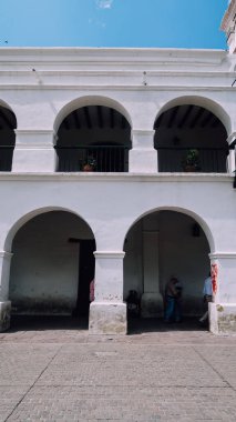 SALTA, ARGENTINA - CIRCA NOVEMBER 2019: Arjantin 'in kuzeybatısındaki eski koloni kasabası Salta' da Yüksek İrtifa Arkeolojisi Müzesi 'nin beyaz kemerli cephesi.