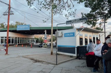 LA QUIACA, ARGENTINA - CIRCA NOVEMBER 2019: İnsanlar şafak vakti Arjantin ile Bolivya arasındaki uluslararası kara sınırında ofis yakınlarında bekliyorlar.