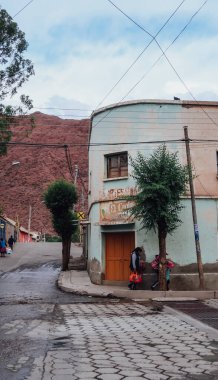 TUPIZA, BOLIVIA - CIRCA NOVEMBER 2019: küçük Tupiza kasabasında çökmüş kırsal açık yeşil cepheli küçük bir sokak ve eski bina.