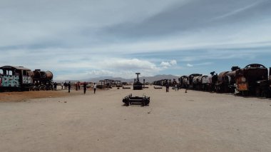 UYUNI, BOLIVIA - CIRCA NOVEMBER 2019: Uyuni kasabası yakınlarındaki bir tren mezarlığında paslı lokomotifler.