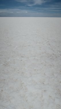 UYUNI, BOLIVIA - CIRCA NOVEMBER 2019: Güneşli bir günde Salar de Uyuni 'nin tuzlu çölüne yakın çekim.