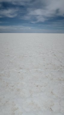 UYUNI, BOLIVIA - CIRCA NOVEMBER 2019: Güneşli bir günde Salar de Uyuni 'nin tuzlu çölüne yakın çekim.