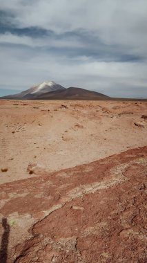UYUNI, BOLIVIA - CIRCA NOVEMBER 2019: Güneşli bir günde Bolivya Altiplano 'da bulutlu mavi gökyüzü ile terk edilmiş toprak erozyonu.