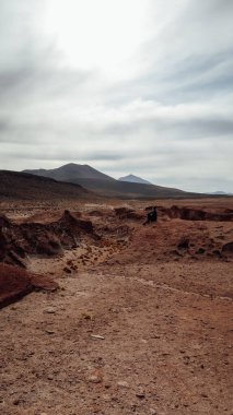 UYUNI, BOLIVIA - CIRCA NOVEMBER 2019: Güneşli bir günde Bolivya Altiplano 'da bulutlu mavi gökyüzü ile terk edilmiş toprak erozyonu.