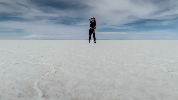 Uyuni Bolivia Circa Novembre 2019 Una Ragazza Vestita Nero Trova — Foto Stock