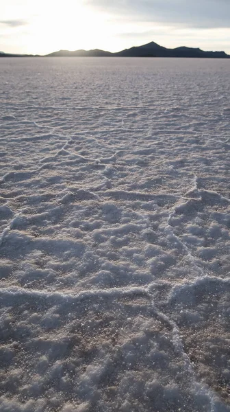 2017年11月 2019年11月 日落时分 在乌云密布的Salar Uyuni无边无际的空旷沙漠中 盐的闭合 — 图库照片