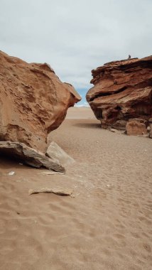 ALTIPLANO, BOLIVIA - CIRCA NOVEMBER 2019: Bolivya 'nın Sur Lipez ilinin Eduardo Avaroa Andean Ulusal Rezervi' nde kaya oluşumları.