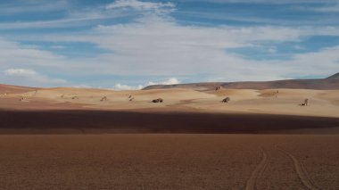 ALTIPLANO, BOLIVIA - CIRCA Kasım 2019: Salvador Dali Çölü veya Dali Vadisi engin ıssız vadide dağları olan ıssız kayalar.
