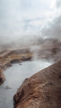ALTIPLANO, BOLIVIA - CIRCA Kasım 2019: Sol de Maana (veya Sabah Güneşi) gayzerlerinin buhar havuzları. 