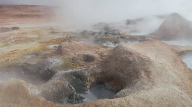 ALTIPLANO, BOLIVIA - CIRCA Kasım 2019: Sol de Maana (veya Sabah Güneşi) gayzerlerinin buhar havuzları. 