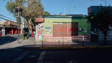 CALAMA, ŞİLYE - 13 Kasım 2019: Güneşli bir günde Calama 'da parlak boyanmış evleri olan cadde. 