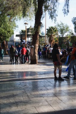 CALAMA, ŞİLYE - 13 Kasım 2019: Şili 'nin kuzeyindeki küçük Calama şehrinde ayaklanmalara yol açan hükümet karşıtı kitlesel gösterilerde yüzleri kapalı protestocular. 