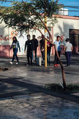 CALAMA, ŞİLYE - 13 Kasım 2019: Şili 'nin kuzeyindeki küçük Calama şehrinde ayaklanmalara yol açan hükümet karşıtı kitlesel gösterilerde yüzleri kapalı protestocular. 