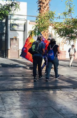 CALAMA, ŞİLYE - 13 Kasım 2019: Şili 'nin kuzeyindeki küçük Calama şehrinde ayaklanmalara yol açan hükümet karşıtı kitlesel gösterilerde yüzleri kapalı protestocular. 