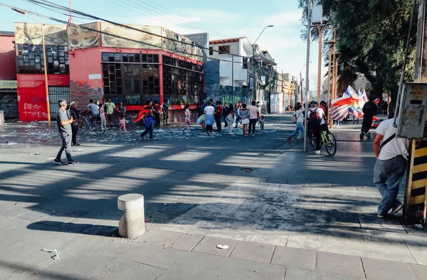 Calama 11月13 2019 チリ北部の小さな都市カラマで暴動につながる政府に対する大量デモに覆われた顔を持つ抗議者 — ストック写真
