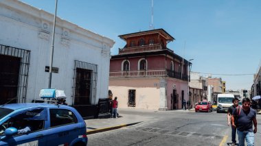 AREQUIPA, PERU - CIRCA NOVEMBER 2019: Mavi gökyüzü güneşli bir günde Arequipa 'nın merkezinde koloni binaları olan küçük dar bir sokak.