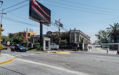 AREQUIPA, PERU - CIRCA NOVEMBER 2019: Mavi gökyüzü güneşli bir günde Arequipa 'nın merkezinde koloni binaları olan küçük dar bir sokak.