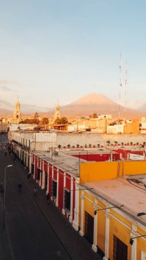 AREQUIPA, PERU - CIRCA NOVEMBER 2019: Gün batımında ikonik yanardağ Chachani ile Arequipa 'nın merkezindeki bir caddenin görüntüsü.