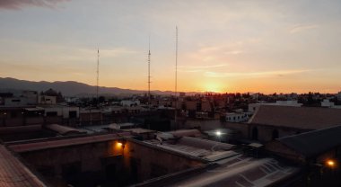 AREQUIPA, PERU - CIRCA NOVEMBER 2019: Arequipa şehrini gün batımında çatıdan görmek.