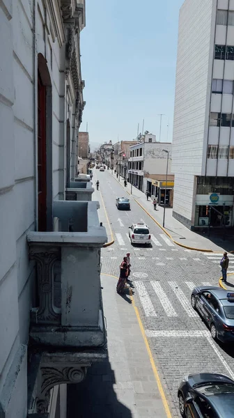 Arequipa Peru Circa 11月2019 青空と晴れた日にアレキパの中心部に植民地時代の建物と小さな狭い通り — ストック写真