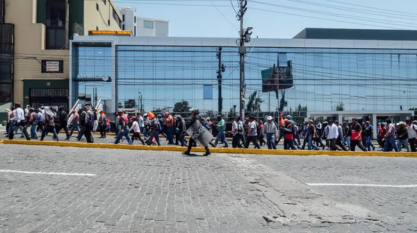 Arequipa Peru Circa 11月2019 晴れた日にアレキパの路上で警察官によって保護された組織的なデモンストレーション — ストック写真