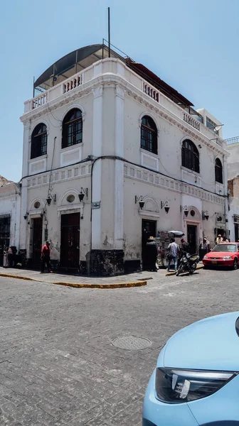 Arequipa Peru Circa 11月2019 青空と晴れた日にアレキパの中心部に植民地時代の建物と小さな狭い通り — ストック写真