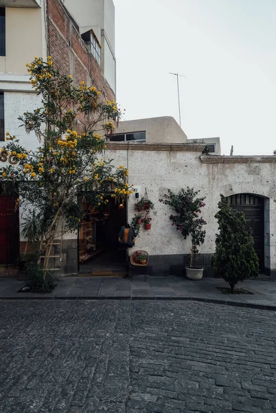 Arequipa Peru Circa 11月2019 青い空と晴れた日にアレキパの中心部に白い壁と植民地時代の建物と小さな狭い通り — ストック写真