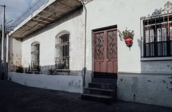 Arequipa Peru Circa Listopad 2019 Wąska Uliczka Kolonialnymi Budynkami Białymi — Zdjęcie stockowe